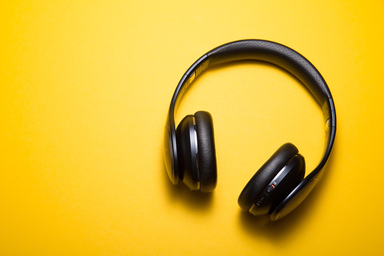 Come ascoltare musica senza interruzioni grazie a cuffie con autonomia record